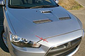 Rubber part on the hood.-ag_09lancerral_hood.jpg