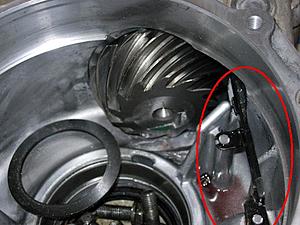 plastic piece in transfer case?-tcase_close.jpg